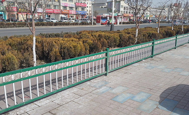 阿拉爾綠化帶護欄工程